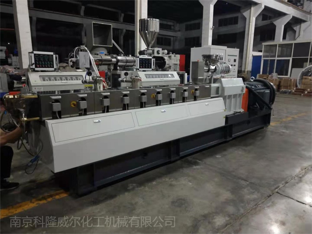 co-rotating twin screw extruder co-rotating twin screw extruder